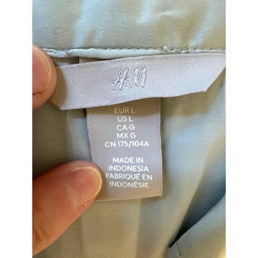H&M Seafoam Green‎ Silky Button Up V-Neck Top Pre-owned Large - Picture 3 of 10